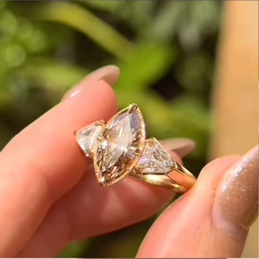 خاتم ألماس من الذهب عيار 18 قيراطًا مقطوع على شكل كمثرى ومُزرع في المختبر من مجوهرات ANSTER مصنوع يدويًا وفقًا لمعايير أخلاقية