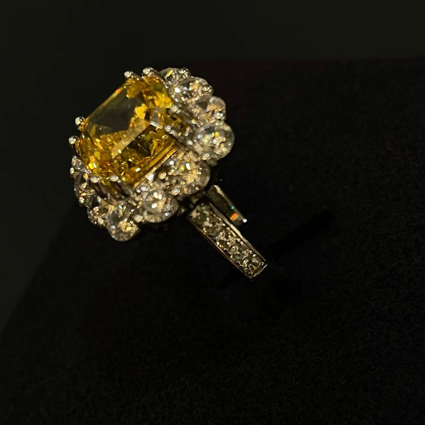 خاتم ألماس من الذهب عيار 18 قيراطًا مقطوع على شكل كمثرى ومُزرع في المختبر من مجوهرات ANSTER مصنوع يدويًا وفقًا لمعايير أخلاقية