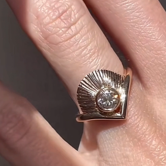 خاتم ألماس من الذهب عيار 18 قيراطًا مقطوع على شكل كمثرى ومُزرع في المختبر من مجوهرات ANSTER مصنوع يدويًا وفقًا لمعايير أخلاقية