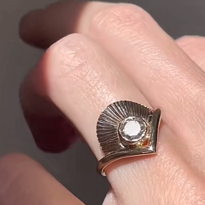 خاتم ألماس من الذهب عيار 18 قيراطًا مقطوع على شكل كمثرى ومُزرع في المختبر من مجوهرات ANSTER مصنوع يدويًا وفقًا لمعايير أخلاقية