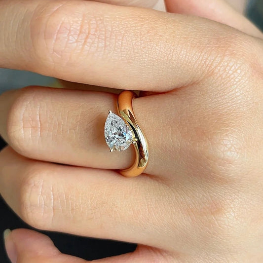 خاتم ألماس من الذهب عيار 18 قيراطًا مقطوع على شكل كمثرى ومُزرع في المختبر من مجوهرات ANSTER مصنوع يدويًا وفقًا لمعايير أخلاقية