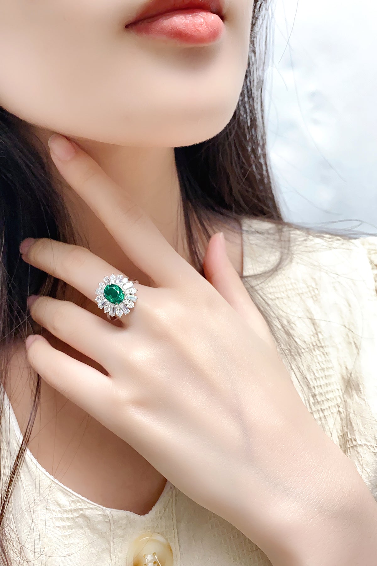 خاتم من الزمرد البيضاوي المزروع في المختبر من أنستر، وزنه 1.7 قيراط، مطلي بالذهب عيار 925