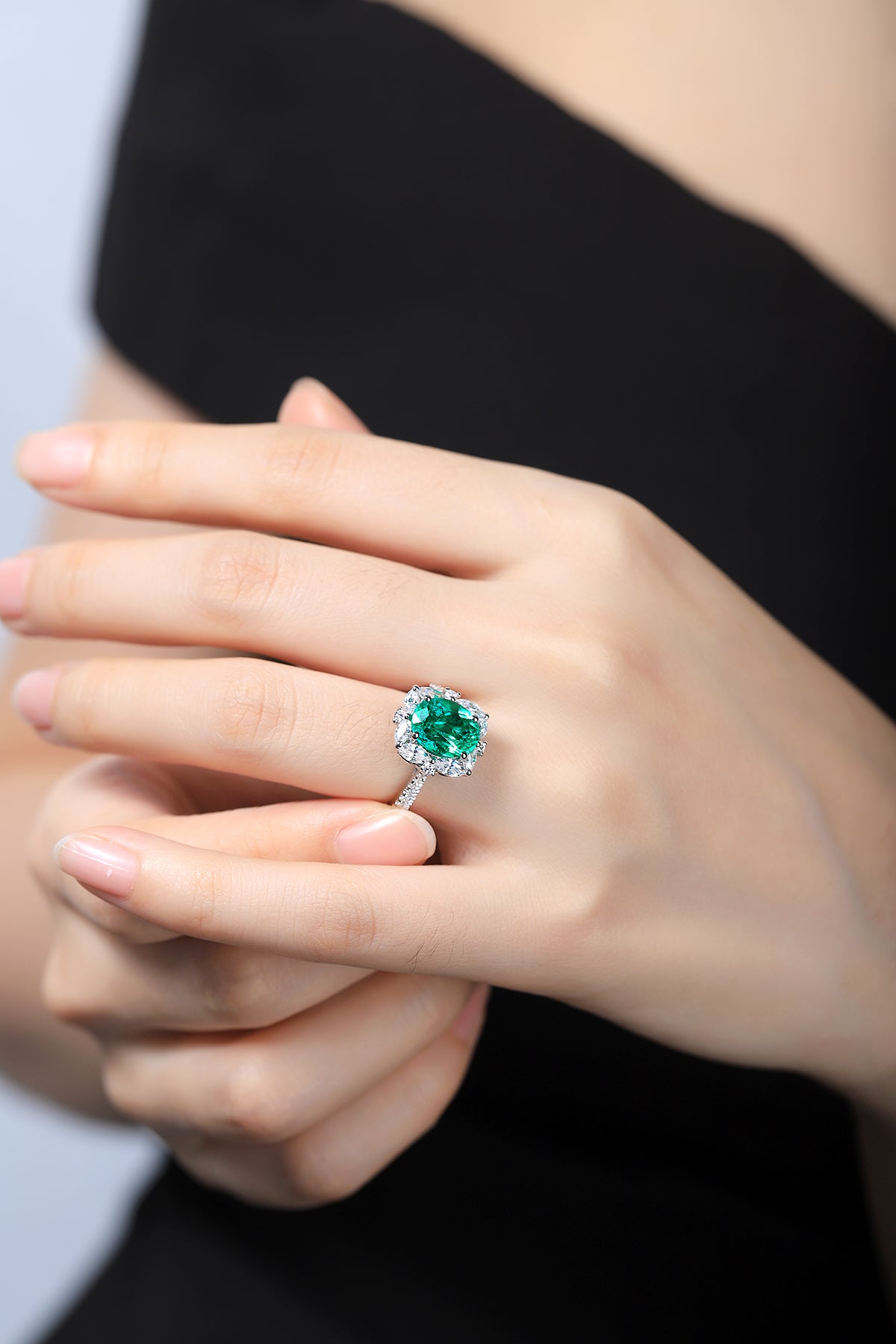 خاتم من الزمرد البيضاوي المزروع في المختبر من أنستر، وزنه 2.3 قيراط، مطلي بالذهب عيار 925