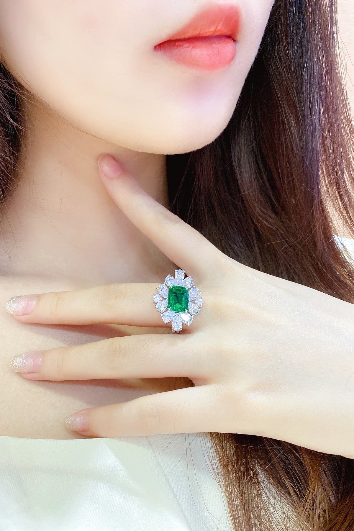 خاتم الأميرة من الزمرد المزروع في المختبر، مطلي بـ S925، وزنه 2.7 قيراط