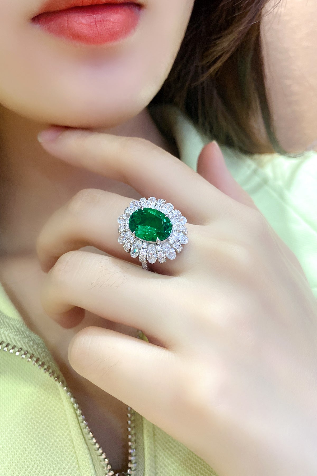 خاتم مطلي بالزمرد البيضاوي المزروع في المختبر، وزنه 4.1 قيراط