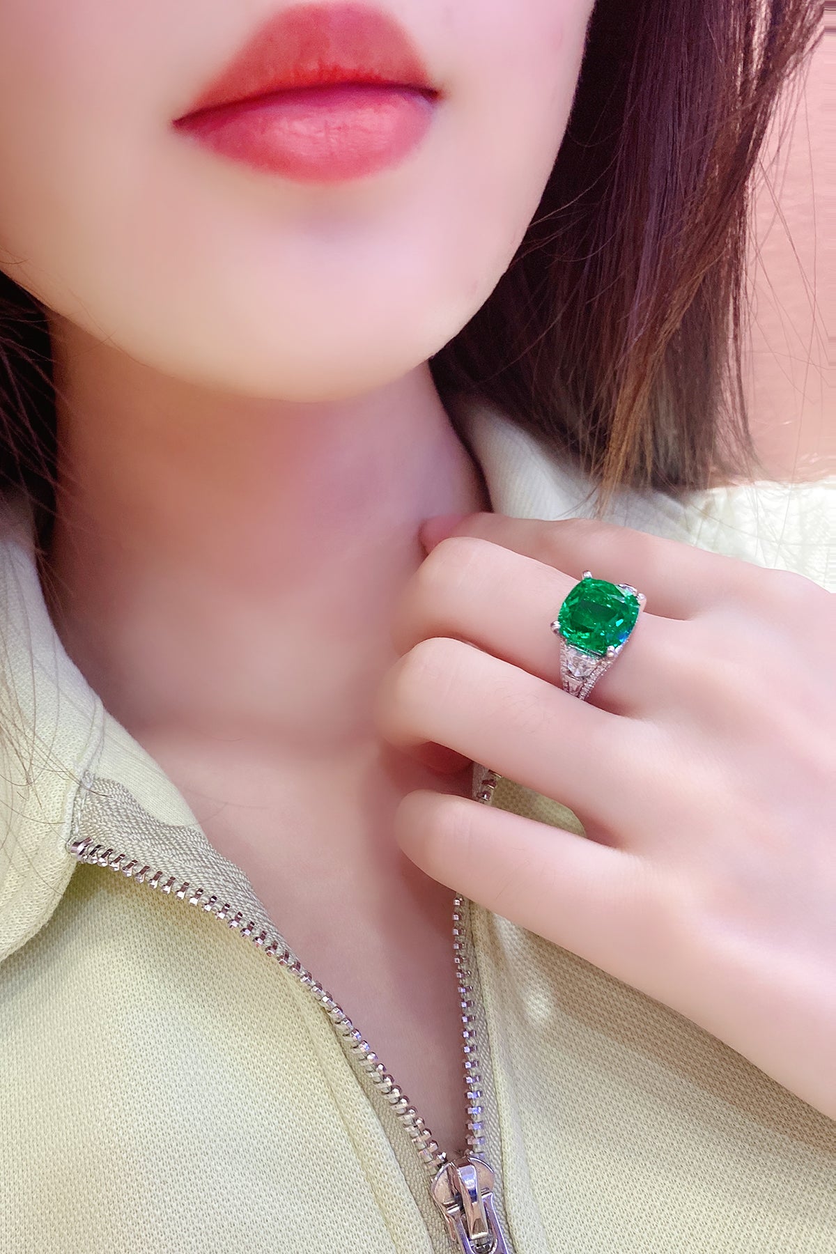 خاتم مطلي بحجر زمرد من نوع S925 مزروع في المختبر، وزنه 5.1 قيراط