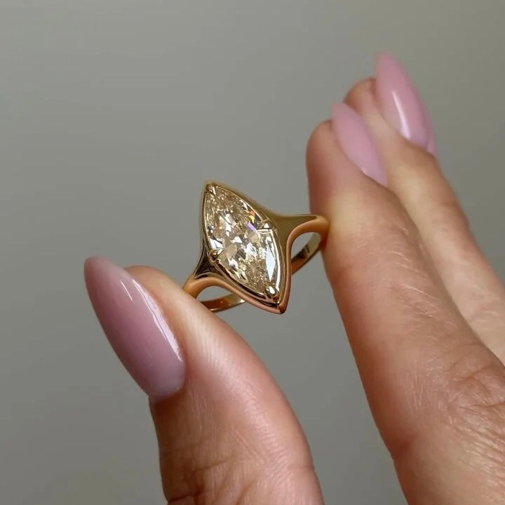 خاتم ألماس من الذهب عيار 18 قيراطًا مقطوع على شكل كمثرى ومُزرع في المختبر من مجوهرات ANSTER مصنوع يدويًا وفقًا لمعايير أخلاقية