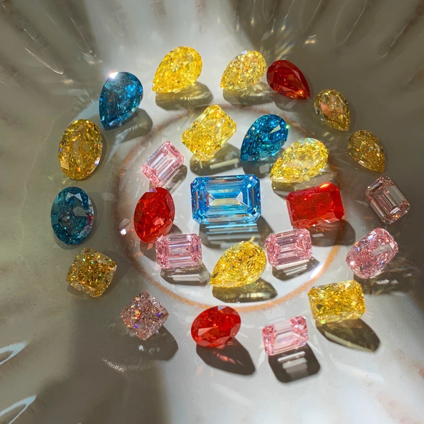 خاتم ألماس من الذهب عيار 18 قيراطًا مقطوع على شكل كمثرى ومُزرع في المختبر من مجوهرات ANSTER مصنوع يدويًا وفقًا لمعايير أخلاقية