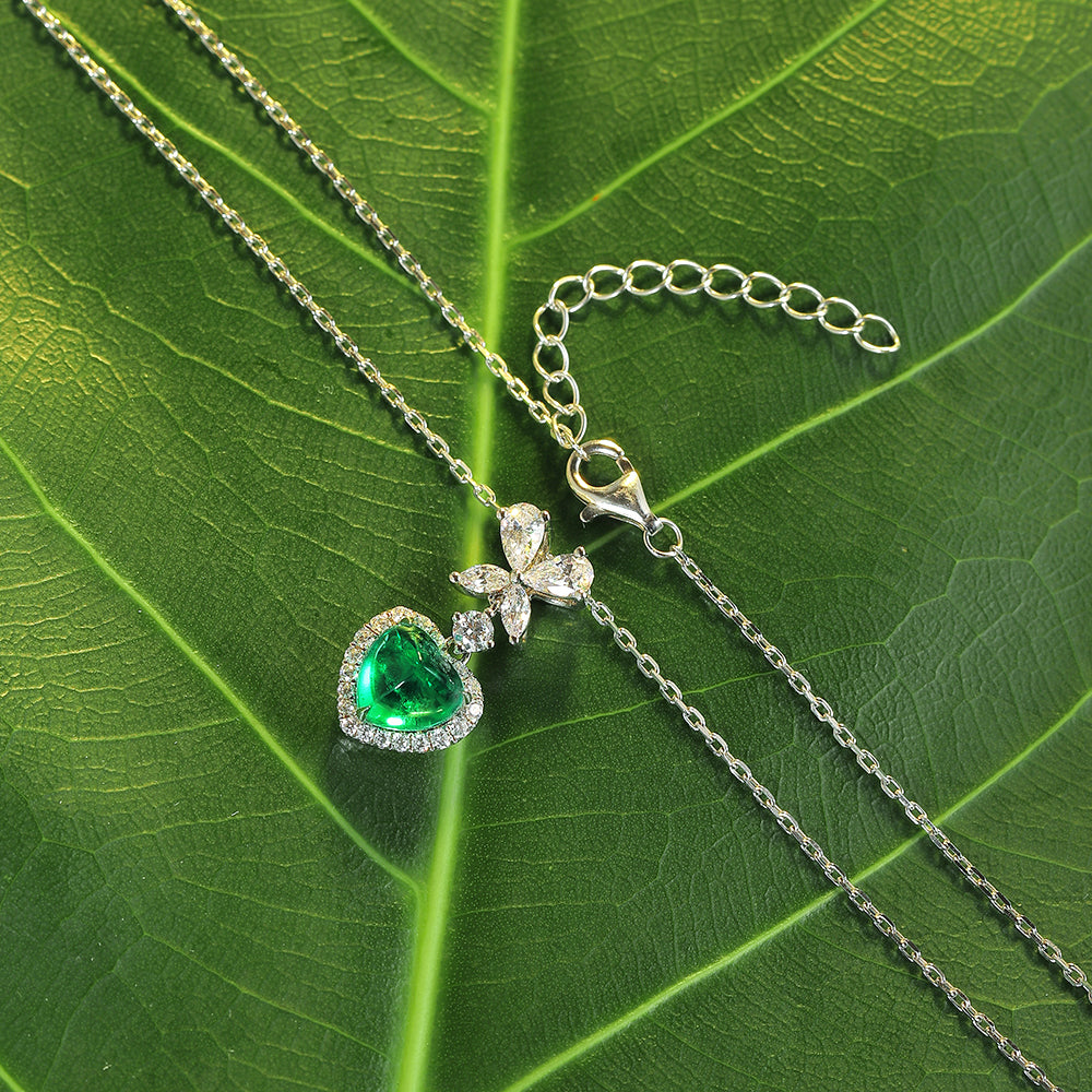 قلادة من الزمرد المزروع في المختبر على شكل قلب، وزنها 1.74 قيراط، مطلية بالـ S925