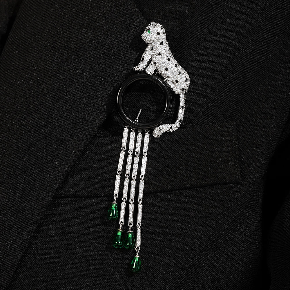 دبوس بروش من أحجار كريمة مرصعة بنقشة جلد النمر من ANSTERGEMS مع شرابات