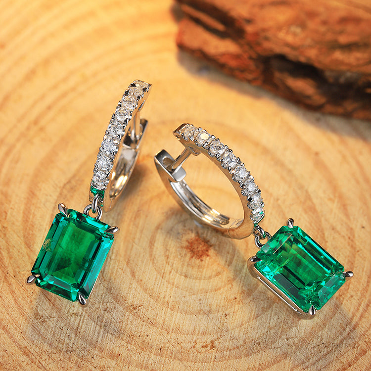 أقراط مطلية بالزمرد الفيكتوري المزروع في المختبر، وزنها 2.75 قيراط