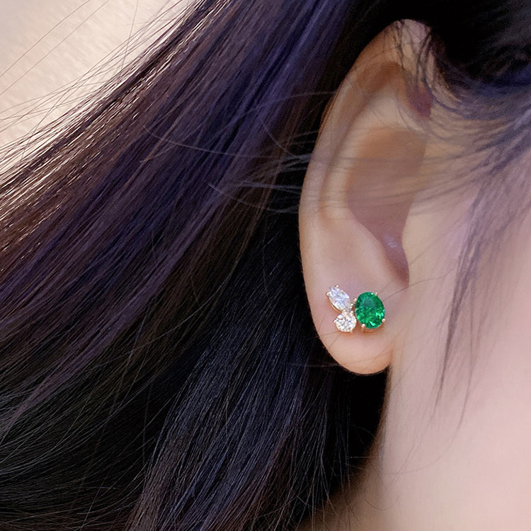 أقراط من الذهب عيار 18 قيراطًا مطلية بالزمرد البيضاوي المزروع في المختبر، وزنها 1.47 قيراط