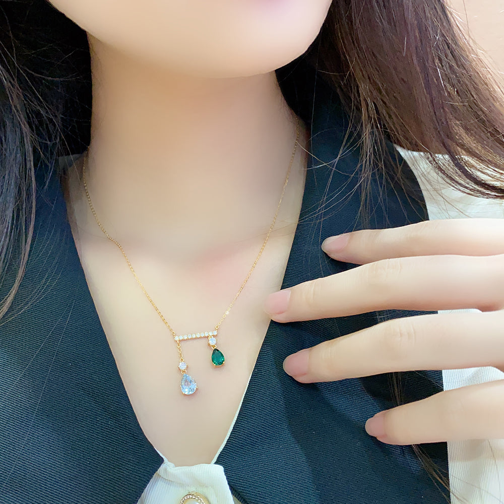 قلادة من الزمرد المزروع في المختبر، وزنها 0.7 قيراط، مطلية بالذهب عيار 18 قيراطًا