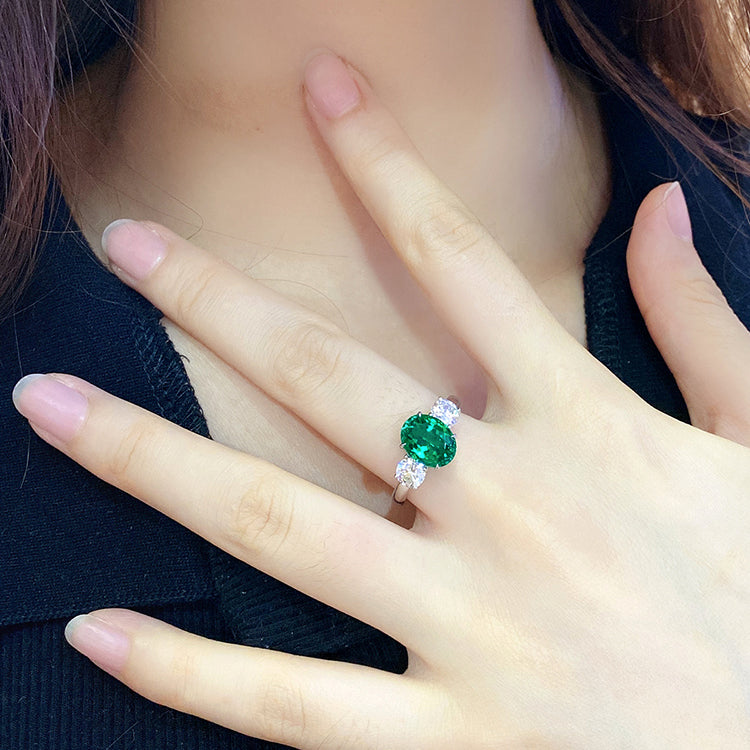 خاتم من الزمرد البيضاوي المزروع في المختبر عيار 925 مطلي بالذهب 2.2 قيراط