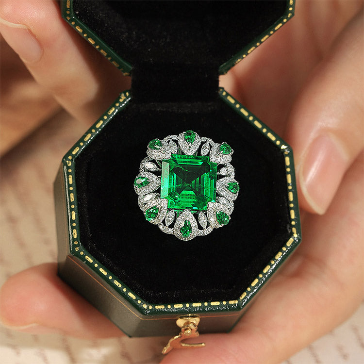 خاتم مطلي بالذهب عيار 9 قيراط مرصع بزمرد فيكتوري مزروع في المختبر، وزنه 3.5 قيراط