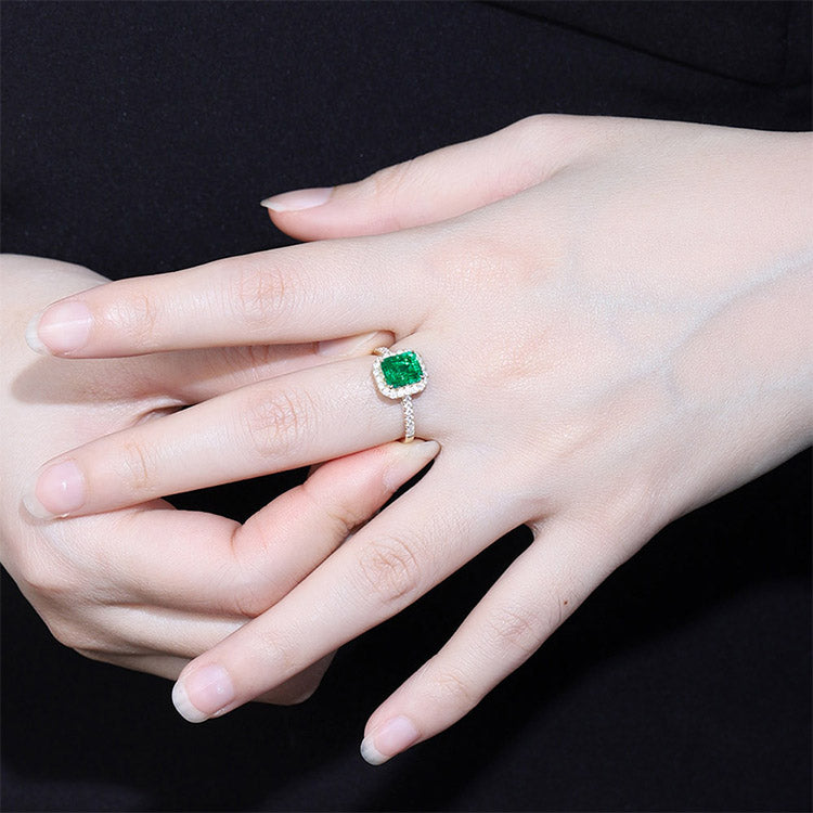 خاتم مطلي بالذهب عيار 9 قيراط من الزمرد الفيكتوري المزروع في المختبر بوزن 1.1 قيراط