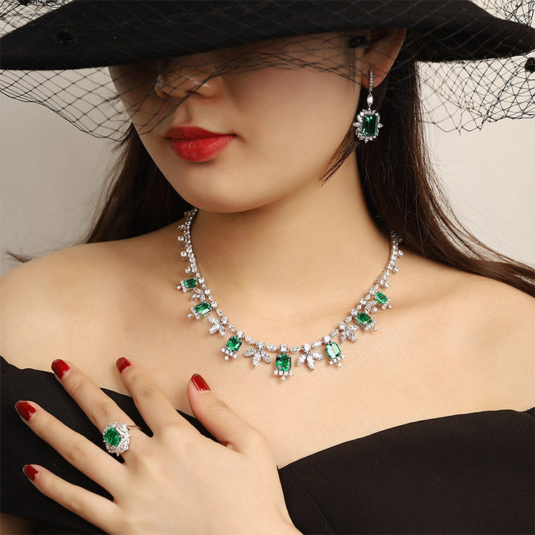 خاتم مطلي بالذهب عيار 18 قيراطًا من الزمرد الفيكتوري المزروع في المختبر، وزنه 3.18 قيراط