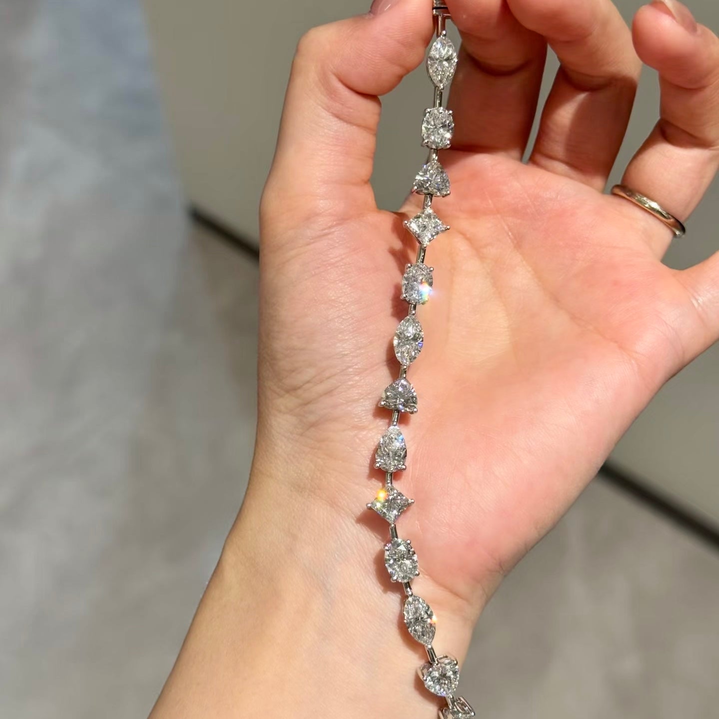 خاتم ألماس من الذهب عيار 18 قيراطًا مقطوع على شكل كمثرى ومُزرع في المختبر من مجوهرات ANSTER مصنوع يدويًا وفقًا لمعايير أخلاقية 