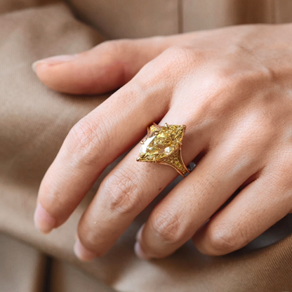 خاتم ألماس من الذهب عيار 18 قيراطًا مقطوع على شكل كمثرى ومُزرع في المختبر من مجوهرات ANSTER مصنوع يدويًا وفقًا لمعايير أخلاقية 