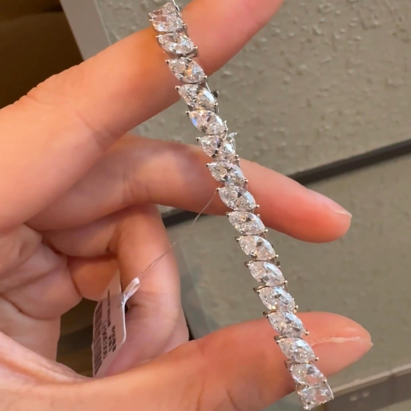 خاتم ألماس من الذهب عيار 18 قيراطًا مقطوع على شكل كمثرى ومُزرع في المختبر من مجوهرات ANSTER مصنوع يدويًا وفقًا لمعايير أخلاقية 