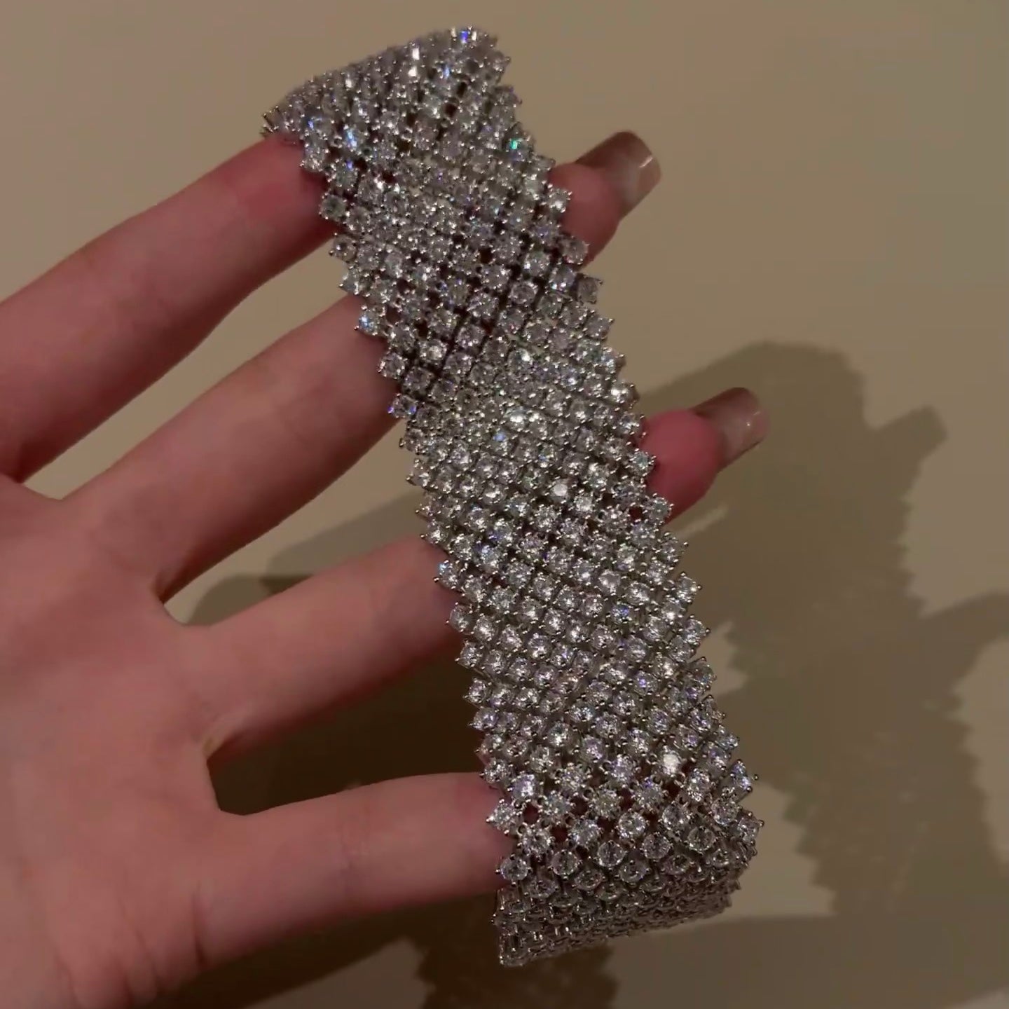 خاتم ألماس من الذهب عيار 18 قيراطًا مقطوع على شكل كمثرى ومُزرع في المختبر من مجوهرات ANSTER مصنوع يدويًا وفقًا لمعايير أخلاقية 