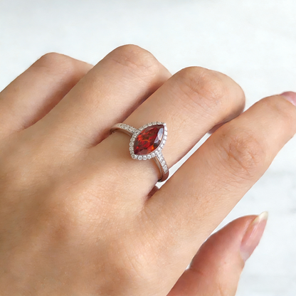 خاتم ألماس من الذهب عيار 18 قيراطًا مقطوع على شكل كمثرى ومُزرع في المختبر من مجوهرات ANSTER مصنوع يدويًا وفقًا لمعايير أخلاقية 