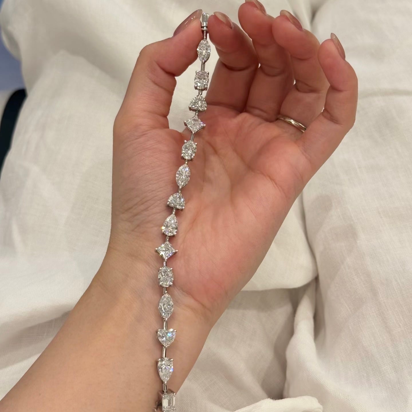 خاتم ألماس من الذهب عيار 18 قيراطًا مقطوع على شكل كمثرى ومُزرع في المختبر من مجوهرات ANSTER مصنوع يدويًا وفقًا لمعايير أخلاقية 