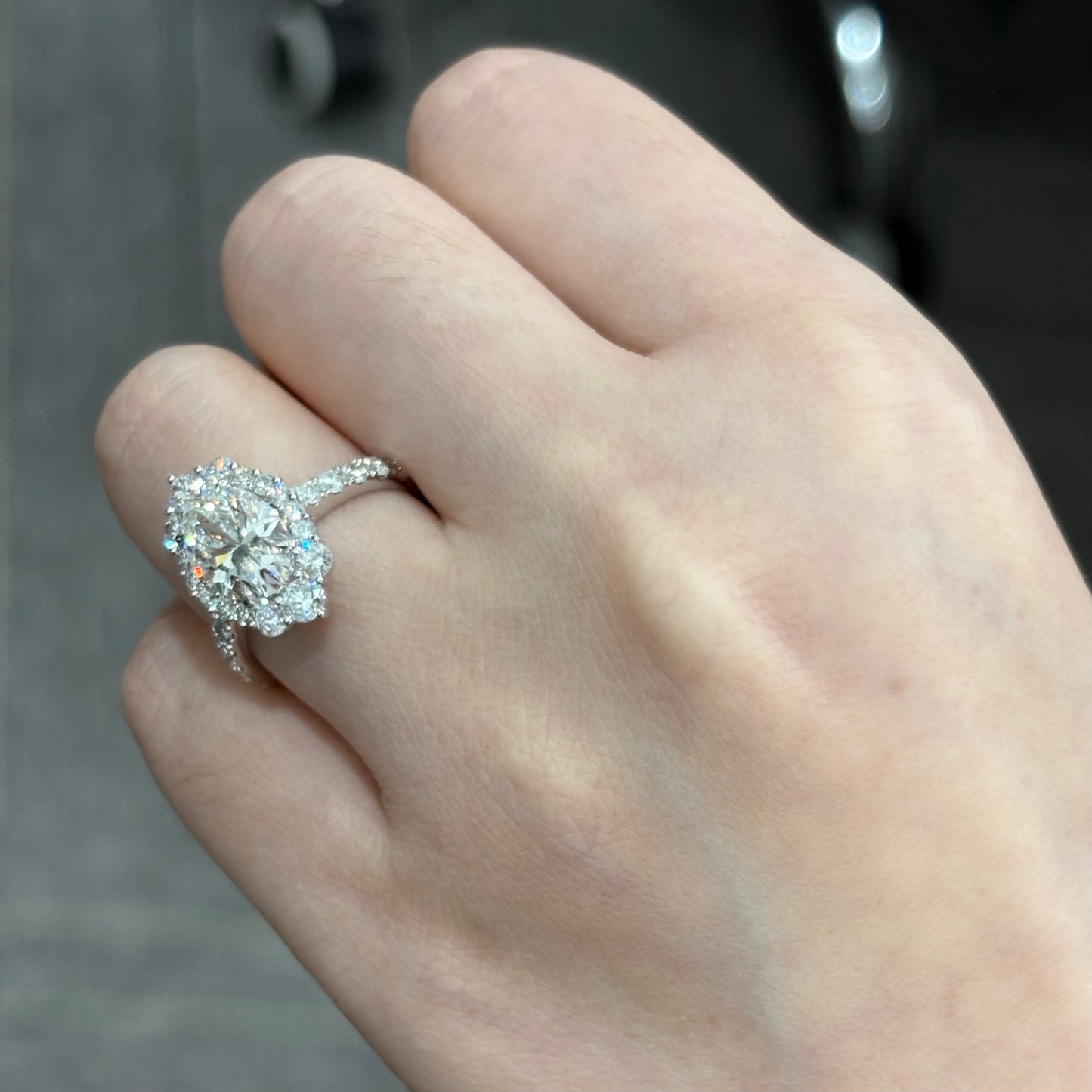 خاتم ألماس من الذهب عيار 18 قيراطًا مقطوع على شكل كمثرى ومُزرع في المختبر من مجوهرات ANSTER مصنوع يدويًا وفقًا لمعايير أخلاقية 