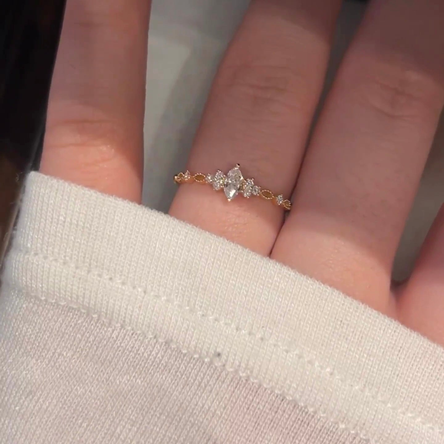 خاتم ألماس من الذهب عيار 18 قيراطًا مقطوع على شكل كمثرى ومُزرع في المختبر من مجوهرات ANSTER مصنوع يدويًا وفقًا لمعايير أخلاقية 