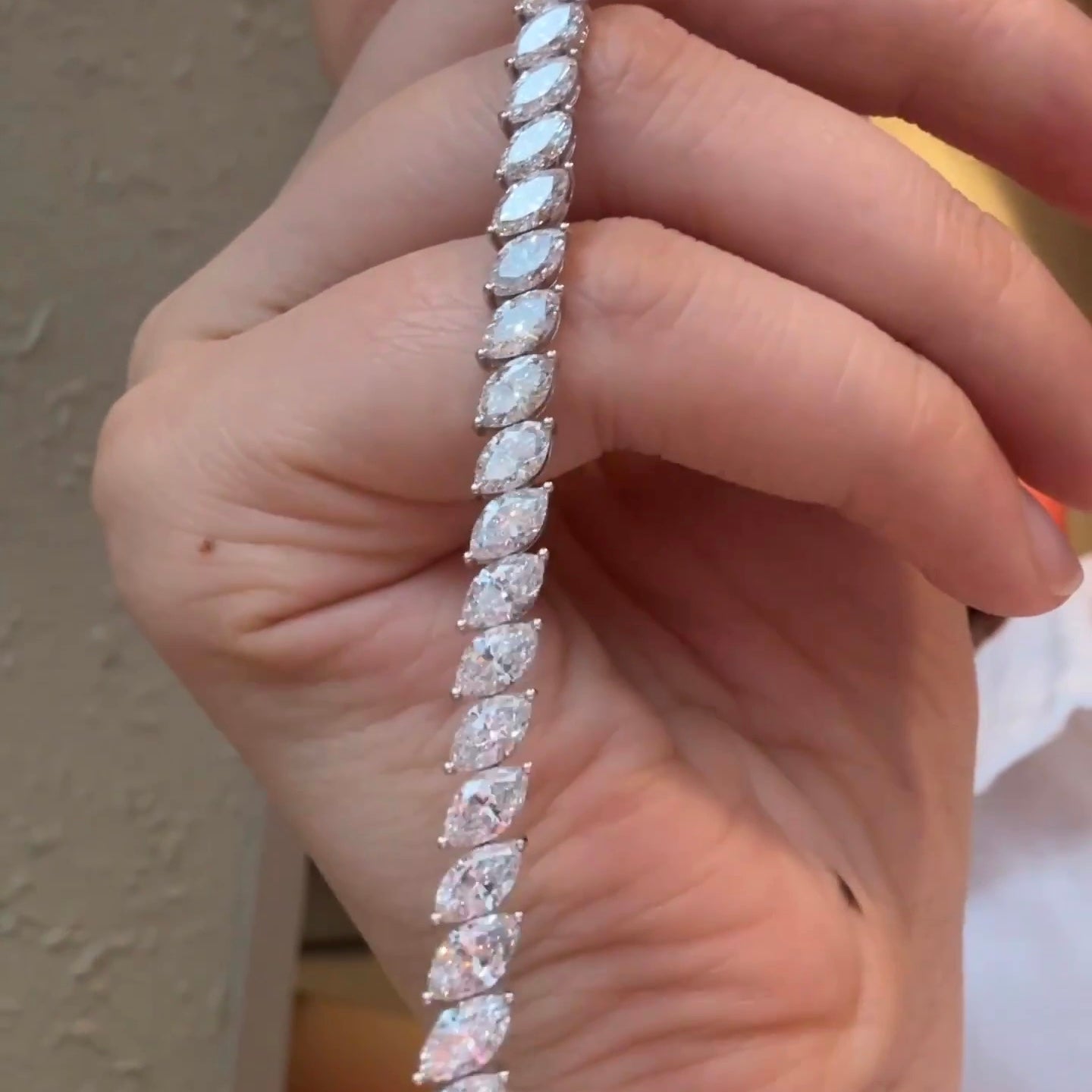 خاتم ألماس من الذهب عيار 18 قيراطًا مقطوع على شكل كمثرى ومُزرع في المختبر من مجوهرات ANSTER مصنوع يدويًا وفقًا لمعايير أخلاقية 