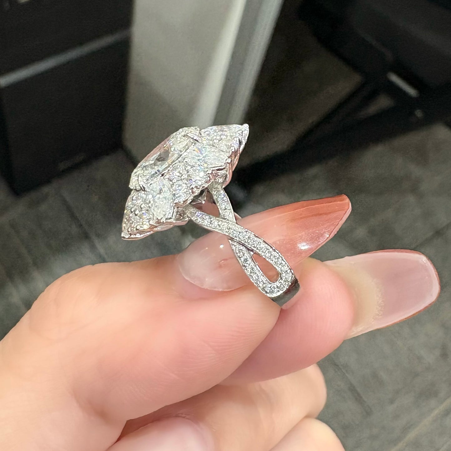 خاتم ألماس من الذهب عيار 18 قيراطًا مقطوع على شكل كمثرى ومُزرع في المختبر من مجوهرات ANSTER مصنوع يدويًا وفقًا لمعايير أخلاقية 