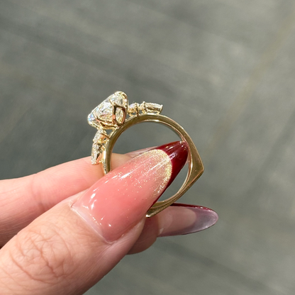 خاتم ألماس من الذهب عيار 18 قيراطًا مقطوع على شكل كمثرى ومُزرع في المختبر من مجوهرات ANSTER مصنوع يدويًا وفقًا لمعايير أخلاقية 