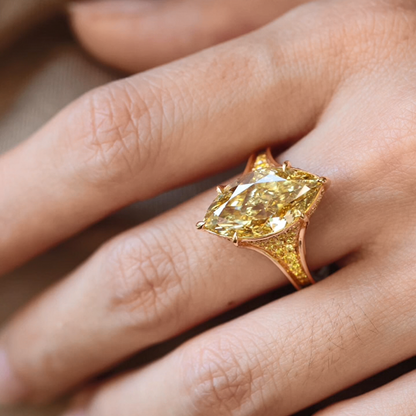 خاتم ألماس من الذهب عيار 18 قيراطًا مقطوع على شكل كمثرى ومُزرع في المختبر من مجوهرات ANSTER مصنوع يدويًا وفقًا لمعايير أخلاقية 