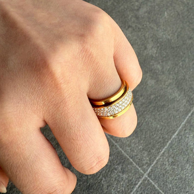 خاتم ألماس من الذهب عيار 18 قيراطًا مقطوع على شكل كمثرى ومُزرع في المختبر من مجوهرات ANSTER مصنوع يدويًا وفقًا لمعايير أخلاقية 