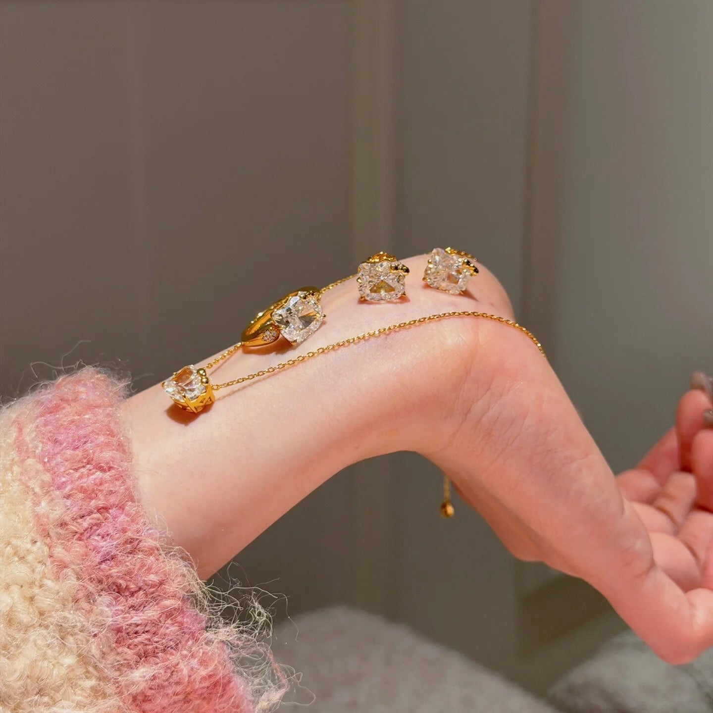 خاتم ألماس من الذهب عيار 18 قيراطًا مقطوع على شكل كمثرى ومُزرع في المختبر من مجوهرات ANSTER مصنوع يدويًا وفقًا لمعايير أخلاقية 