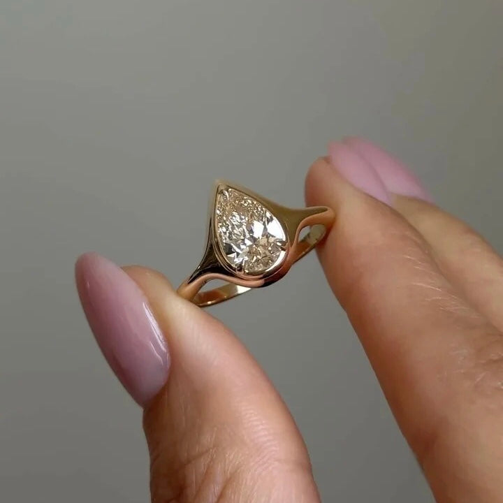خاتم ألماس من الذهب عيار 18 قيراطًا مقطوع على شكل كمثرى ومُزرع في المختبر من مجوهرات ANSTER مصنوع يدويًا وفقًا لمعايير أخلاقية 