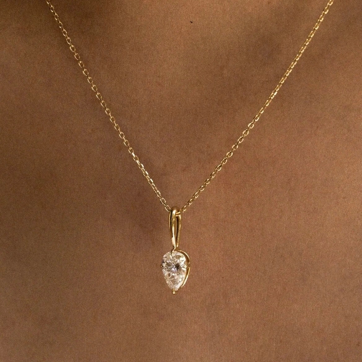 خاتم ألماس من الذهب عيار 18 قيراطًا مقطوع على شكل كمثرى ومُزرع في المختبر من مجوهرات ANSTER مصنوع يدويًا وفقًا لمعايير أخلاقية 