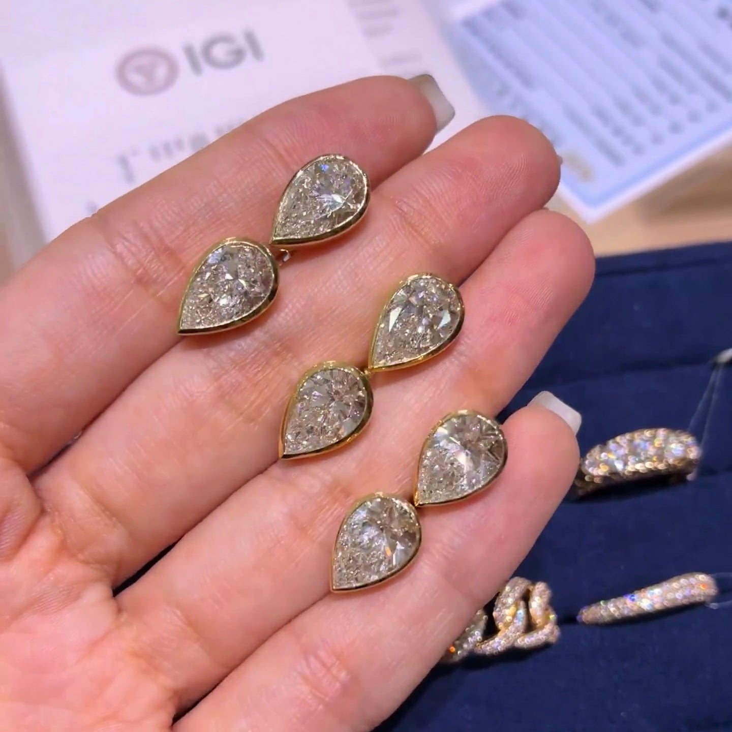 خاتم ألماس من الذهب عيار 18 قيراطًا مقطوع على شكل كمثرى ومُزرع في المختبر من مجوهرات ANSTER مصنوع يدويًا وفقًا لمعايير أخلاقية 