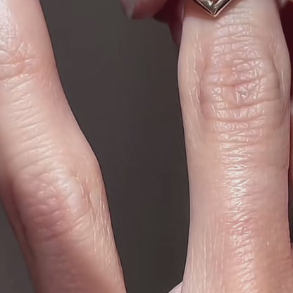 خاتم ألماس من الذهب عيار 18 قيراطًا مقطوع على شكل كمثرى ومُزرع في المختبر من مجوهرات ANSTER مصنوع يدويًا وفقًا لمعايير أخلاقية 